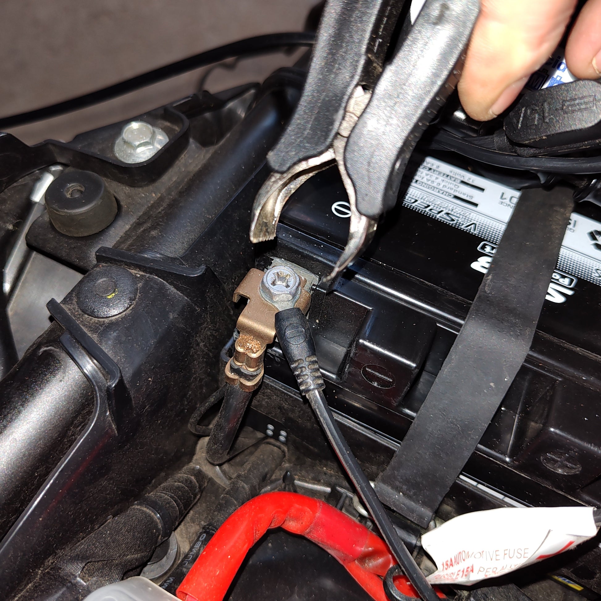 Close-up of suitable battery clips to hook up to a powersports battery terminal.